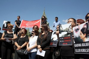 CHP Kadın Kolları, kadına yönelik şiddeti protesto etti