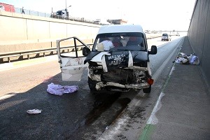 Pazarcı minibüsü kaza yaptı, baba ve 2 oğlu yaralandı