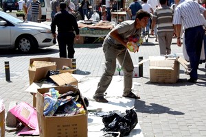 Zabıta, kaldırımları işgal eden seyyar satıcılara göz açtırmadı