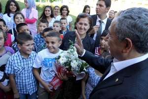 Bülent Arınç, Sırameşeler Kız Yetiştirme Yurdu ve Çocuk Yuvası'nı ziyaret etti.