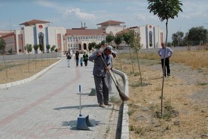 Şuhut'ta okullar yeni eğitim öğretim sezonuna hazırlanıyor.