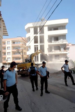 Bursa'da kaçak yapılar yıkıldı.