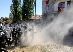 Kaçak yapı yıkımında arbede: 3 yaralı, 2 gözaltı