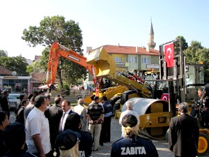 Dinar Belediyesi 6 yeni iş makinesi aldı