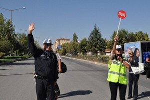 Okul önü trafiği öğretmenlere ve öğrencilere emanet