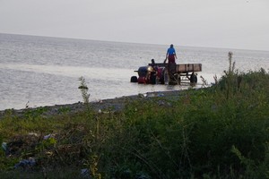 İznik Gölü'nde traktör yıkadılar