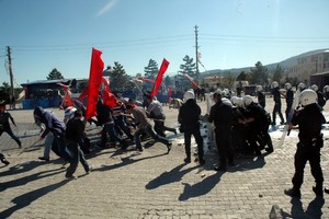 Çevik Kuvvet tatbikatını izleyen çocuklara, balon süprizi