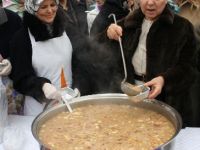 Ahsen Unakıtan Eskişehir'de aşure dağıttı