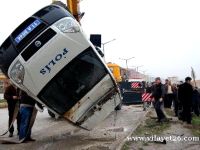 Bozüyük'te polis aracı devrildi