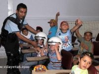 Kimsesiz çocuklar, polislerle piknik yaptı.