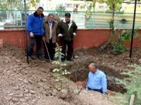 Prof. Dr. Orhan Oğuz, Eskişehir'de kendi mezarını yaptırıyor.