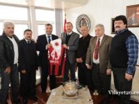 TKİ Tavşanlı Linyitspor yöneticileri Kütahya Valisi Kenan Çiftçi’ye nezaket ziyaretinde bulundular.