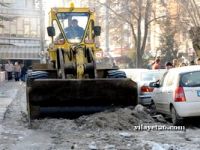 Afyonkarahisar'da kar temizleme çalışmaları devam ediyor.