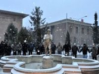 Kars’taki heykelin yıkım kararını protesto ettiler