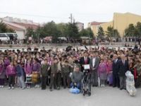 Hem çevreyi temiz tuttular hem engelleri kaldırdılar.