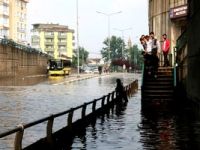 20 dakikalık yağmur Bursa'da hayatı felç etti.