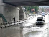 15 dakikalık yağmur, Bursa trafiğini felç etti.