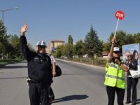 Okul önü trafiği öğretmenlere ve öğrencilere emanet