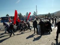 Çevik Kuvvet tatbikatını izleyen çocuklara, balon süprizi