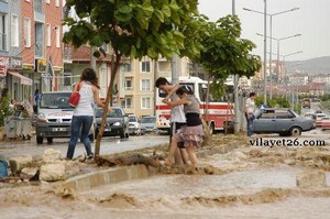 kutahya-sel-sularina-teslim-oldu.jpg