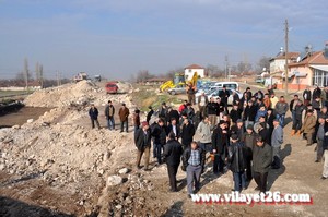 tren-yolu-koyu-ikiye-boldu,-vatandas-eylem-yapti.jpg